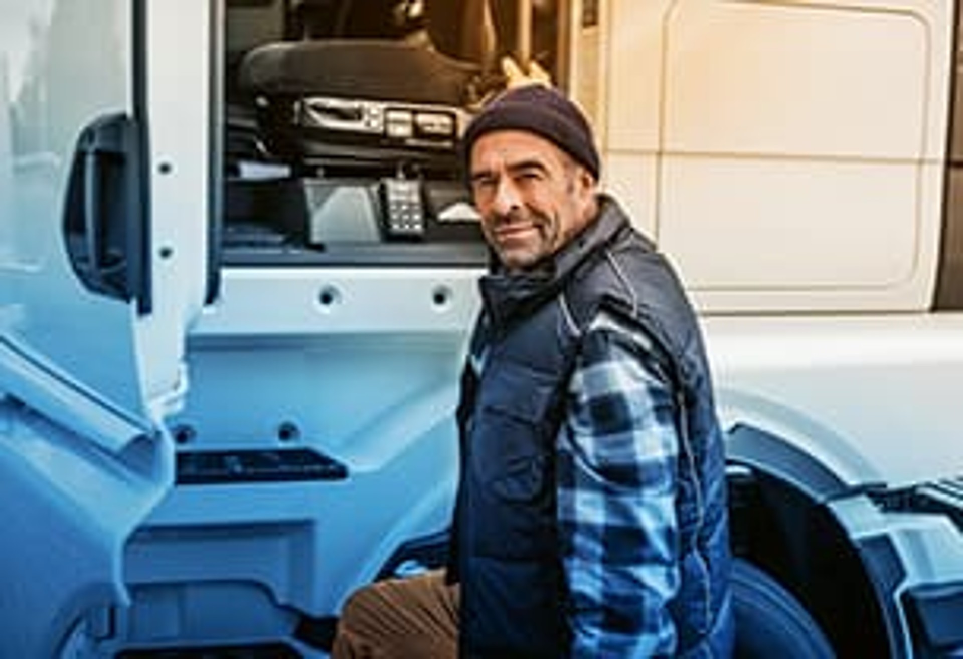 Person enters his LKW Person enters his LKW
